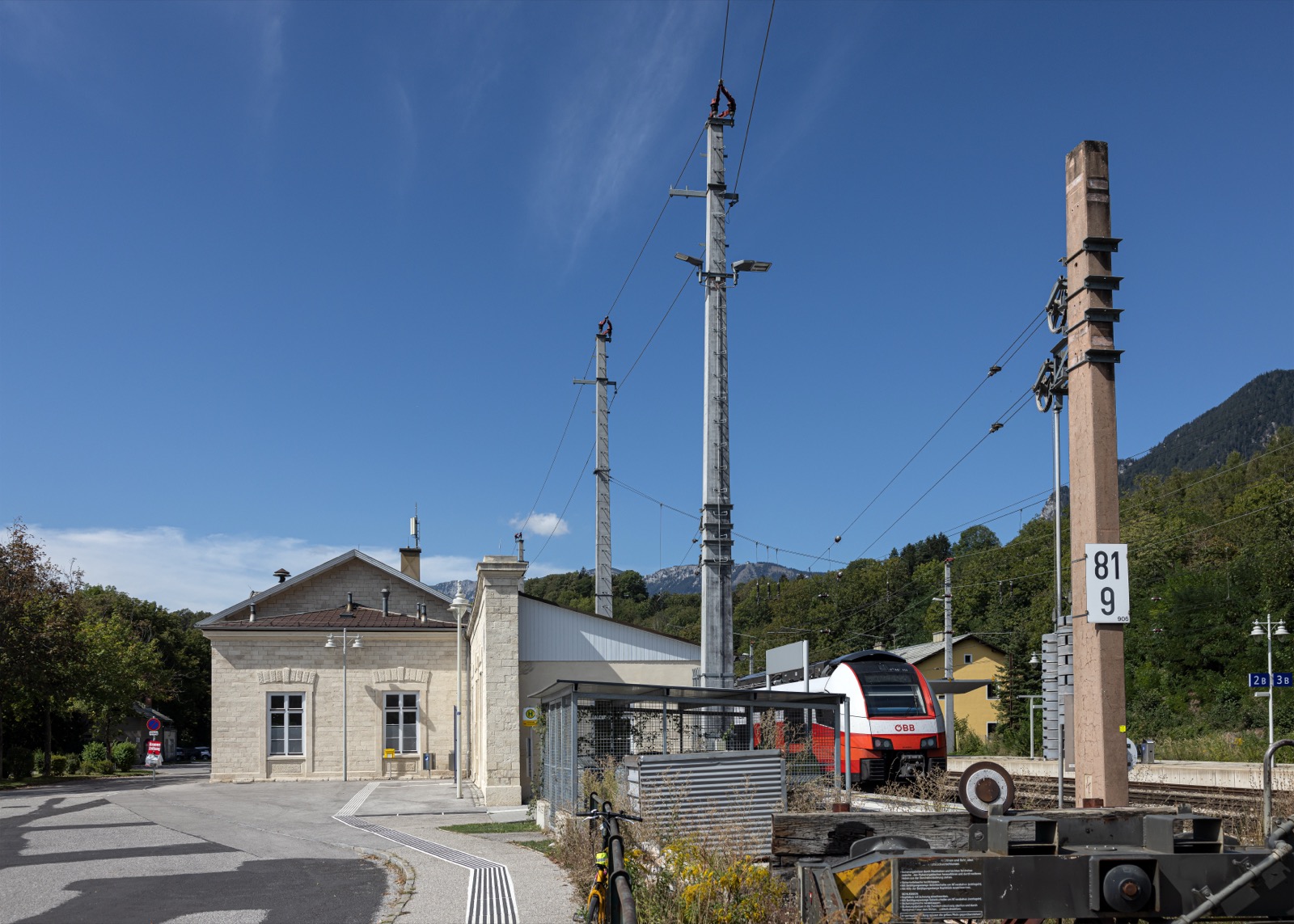 Bahnsteige und historisches Gebäude am Bahnhof Payerbach-Reichenau