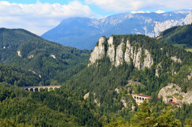 Semmeringbahn in der österreichischen Berglandschaft