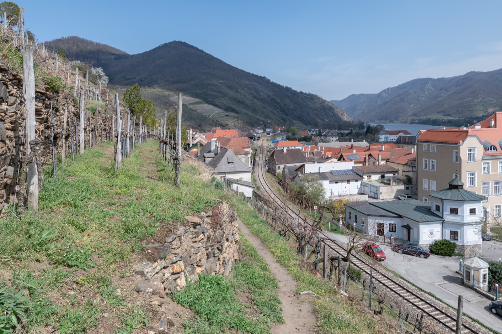 Regionalzug der Wachauerbahn bei Spitz