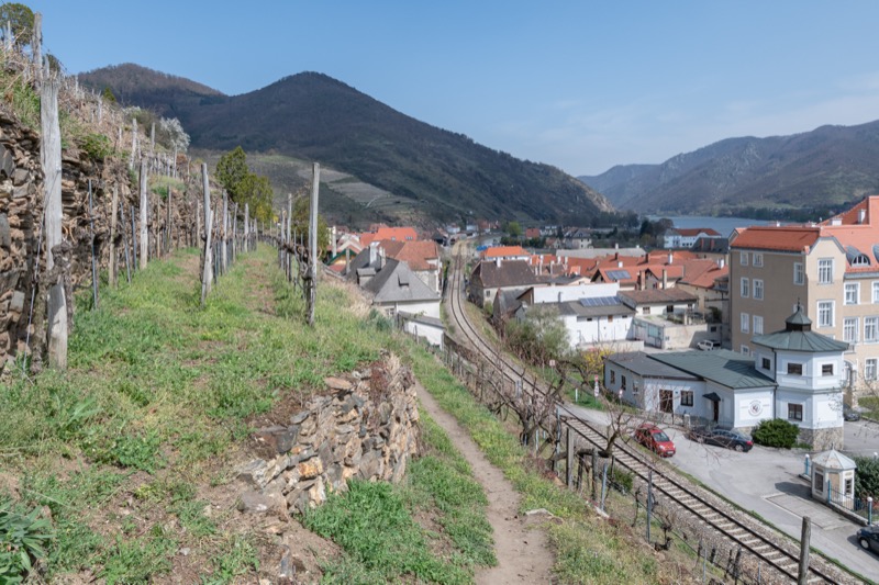 Regionalzug der Wachauerbahn bei Spitz an der Donau